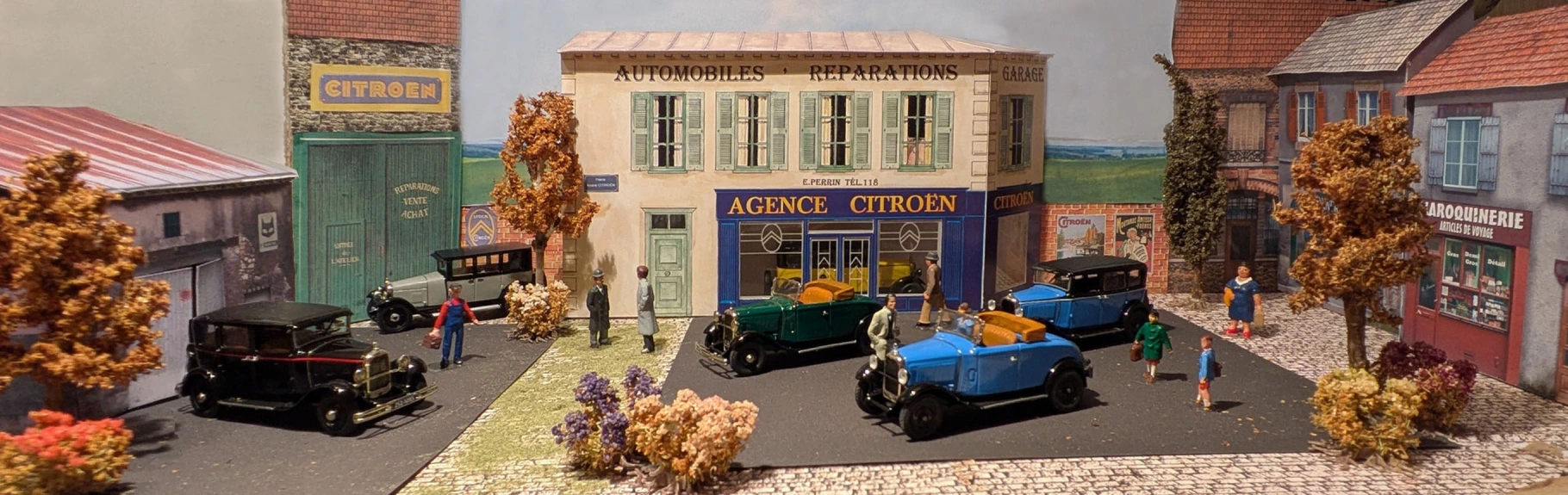 Diorama garage Citroën avec C4F Familiale Large 1931 Noir - C4F Roadster 1931 Vert - C4F Roadster 1931 Bleu - B14F Conduite intérieure 1927 Gris